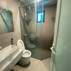 Cho thuê mặt bằng kinh doanh Phố Trạm, vỉa hè rộng, nhà mới, thang máy
