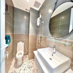 Studio Tone Trắng Sàn Gỗ Siêu Xinh Full Ánh Sáng Tự Nhiên