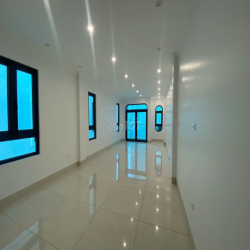 Cho thuê mặt bằng kinh doanh Phố Trạm, vỉa hè rộng, nhà mới, thang máy