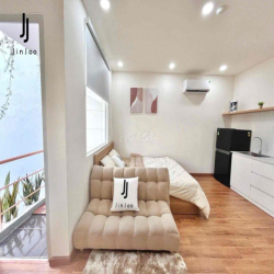 Studio Tone Trắng Sàn Gỗ Siêu Xinh Full Ánh Sáng Tự Nhiên