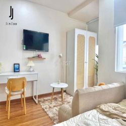 Studio Tone Trắng Sàn Gỗ Siêu Xinh Full Ánh Sáng Tự Nhiên