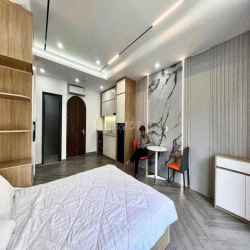 Studio Rộng 37m2 Ban Công Lớn Tone Gỗ Tại Nguyễn Văn Thương Gần Metro