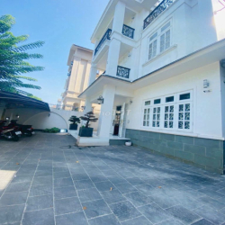 Cho thuê biệt thự KDC Khang Điền 12mx32m, 1/ 2 lầu 5PN nhìn công viên 