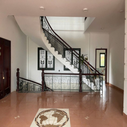 CHÍNH CHỦ CHO THUÊ VILLA PHÁP 3 MẶT TIỀN TẠI TRUNG TÂM ĐÀ LẠT