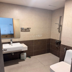 Cho thuê căn studio The Sun Avenue 33m2, nội thất cơ bản bếp, rèm, ML