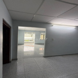 NHÀ 2 TẦNG NGAY CỔNG UBND P. LONG TRƯỜNG 10 TRIỆU/THÁNG