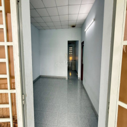 NHÀ 2 TẦNG NGAY CỔNG UBND P. LONG TRƯỜNG 10 TRIỆU/THÁNG