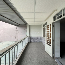 NHÀ 2 TẦNG NGAY CỔNG UBND P. LONG TRƯỜNG 10 TRIỆU/THÁNG