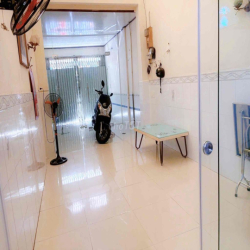 Cho thuê mặt tiền kinh doanh ngay trung tâm Q.4, gần chợ và trường