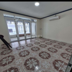 CHO THUÊ NHÀ 4 X 15M TRỆT LẦU 2PN 2VC MỚI ĐẸP Y HÌNH T