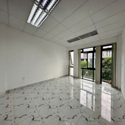 Văn phòng 35m² có máy lạnh ban công giá 7,5 triệu - Vạn Phúc City