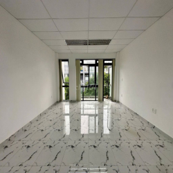 Văn phòng 35m² có máy lạnh ban công giá 7,5 triệu - Vạn Phúc City
