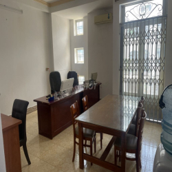 Cho thuê lại một nửa căn nhà hiện đang làm văn phòng công ty