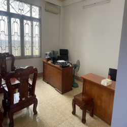 Cho thuê lại một nửa căn nhà hiện đang làm văn phòng công ty