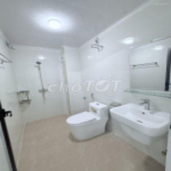 Nhà liền kề Hoàng Quốc Việt, Dt 70m2 x 5 tầng xây thông có Thang Máy