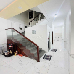Nhà mới 2 lầu 4pn có nội thất KdC 91B