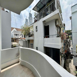 NGAY VÒNG XOAY DÂN CHỦ - BAN CÔNG - FULL NT - Ư TIÊN Ở NGAY CÓ FIX