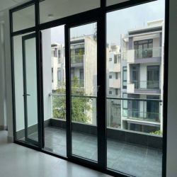 Nhà TK Văn phòng 6x17. Hầm + tầng trống suốt, 15–25 người KĐT Vạn Phúc