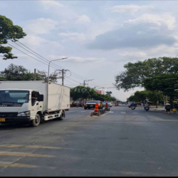 cho thuê Xưởng 4000m2 xây dựng 2000m2 đường xe Container Q12 