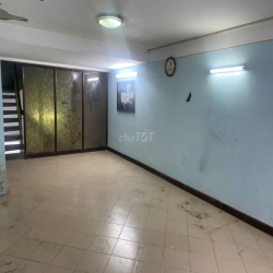 Cho thuê nhà Lý Tự Trọng, Trung tâm quận 1, gần chợ Bến Thành.