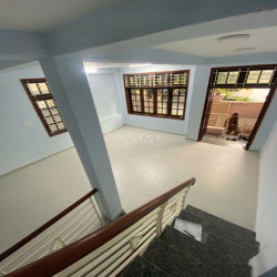 Cho thuê nhà nguyên căn 24/1A Hoàng Dư Khương. DT: 7m x 20m, 2 lầu. ST
