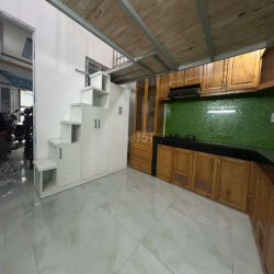 Căn hộ mini trệt có gác, sân sau, giếng trời gần Ngã Tư Bốn Xã