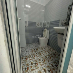 Căn hộ mini trệt có gác, sân sau, giếng trời gần Ngã Tư Bốn Xã