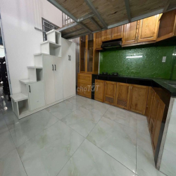 Căn hộ mini trệt có gác, sân sau, giếng trời gần Ngã Tư Bốn Xã