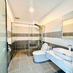 Nhà mới xây, 221/5A1 NTMKhai Q3, 4Phòng ngủ lớn, 4Lầu