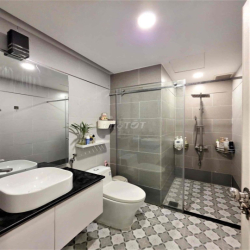Cho thuê căn hộ chung cư Garden Gate 3pn 2wc 105m2 sát bên công viên
