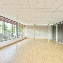 cho thuê MB văn phòng ngay góc mặt tiền full kính