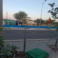 nhà lầu gần quốc lộ 1 k gần làng đại hoc