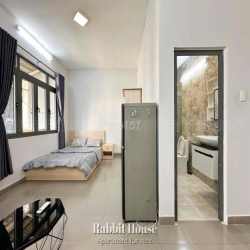 Căn Hộ Dịch Vụ - Tách Bếp - Balcony - Gần Vòng Xoay Dân Chủ - Quận 3