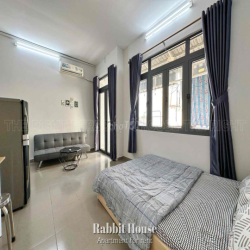 Căn Hộ Dịch Vụ - Tách Bếp - Balcony - Gần Vòng Xoay Dân Chủ - Quận 3