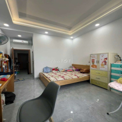 nhà mặt tiền có thang máy cho làm khách san