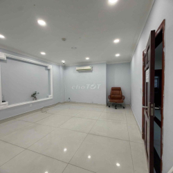 cho thuê toà nhà làm VP 1 hầm5 tầng diện tích 700m2 đường tạ hiện Q2