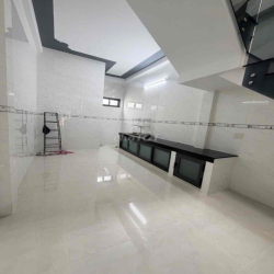 Nhà mới 100% 3 phòng 3 máy lạnh gần chợ Cái Răng
