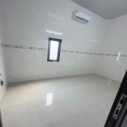Nhà mới 100% 3 phòng 3 máy lạnh gần chợ Cái Răng
