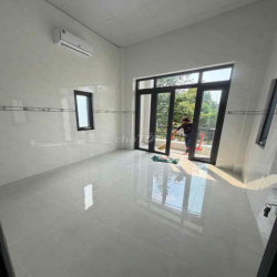 Nhà mới 100% 3 phòng 3 máy lạnh gần chợ Cái Răng