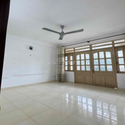 Cho thuê nhà mặt tiền Lê Lâm [4m x 18m] 3 lầu [ 6PN - 3WC] chính chủ