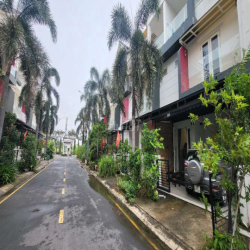 Nhà 1 trệt 2 lầu khu dân cư Valencia giá 10 triệu đầy đủ nội thất