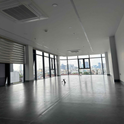 Văn phòng mặt tiền đường trần xuân soạn view nhìn về trung tâm Q1 !