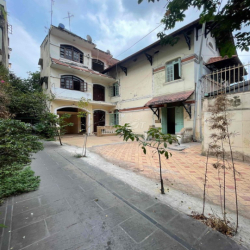 Biệt thự sân vườn rộng 17x50m, 2 lầu giá chỉ 135tr/ tháng gần CV lê Vă