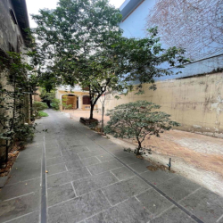 Biệt thự sân vườn rộng 17x50m, 2 lầu giá chỉ 135tr/ tháng gần CV lê Vă