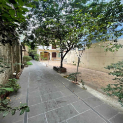 Biệt thự sân vườn rộng 17x50m, 2 lầu giá chỉ 135tr/ tháng gần CV lê Vă