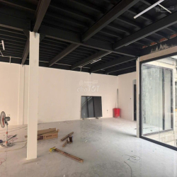 CHO THUÊ MẶT BẰNG TẦNG 3 300M²/SÀN ĐỘI CẤN THANG MÁY MẶT TIỀN 15M