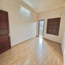 Nhà mặt phố đường gom ô tô tránh