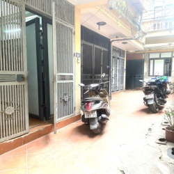 Cho thuê nhà 4 tầng, cách mặt phố Trương Định 50m, diện tích 33m2